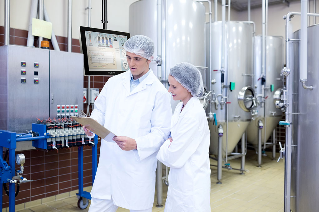 SENOR_Two pharmaceutical professionals audit the process through the Industrial POS system on the production line.